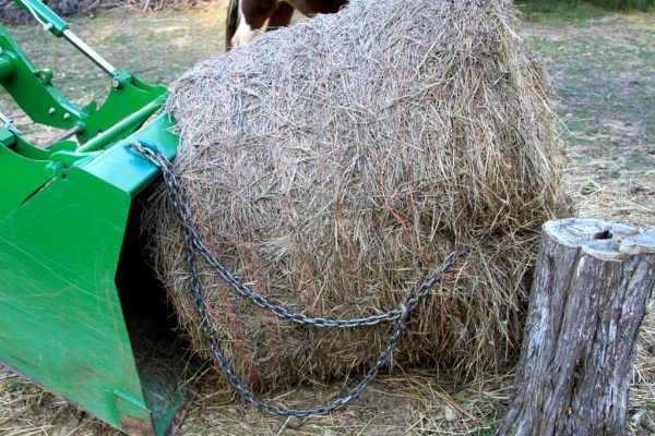 Set the bale and tilt the bucket so the chain becomes slack.